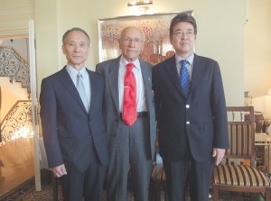 2010年駐トルコ領事館領事公邸にて（左から沼田さん、スヨルジュさん、高星さん）
